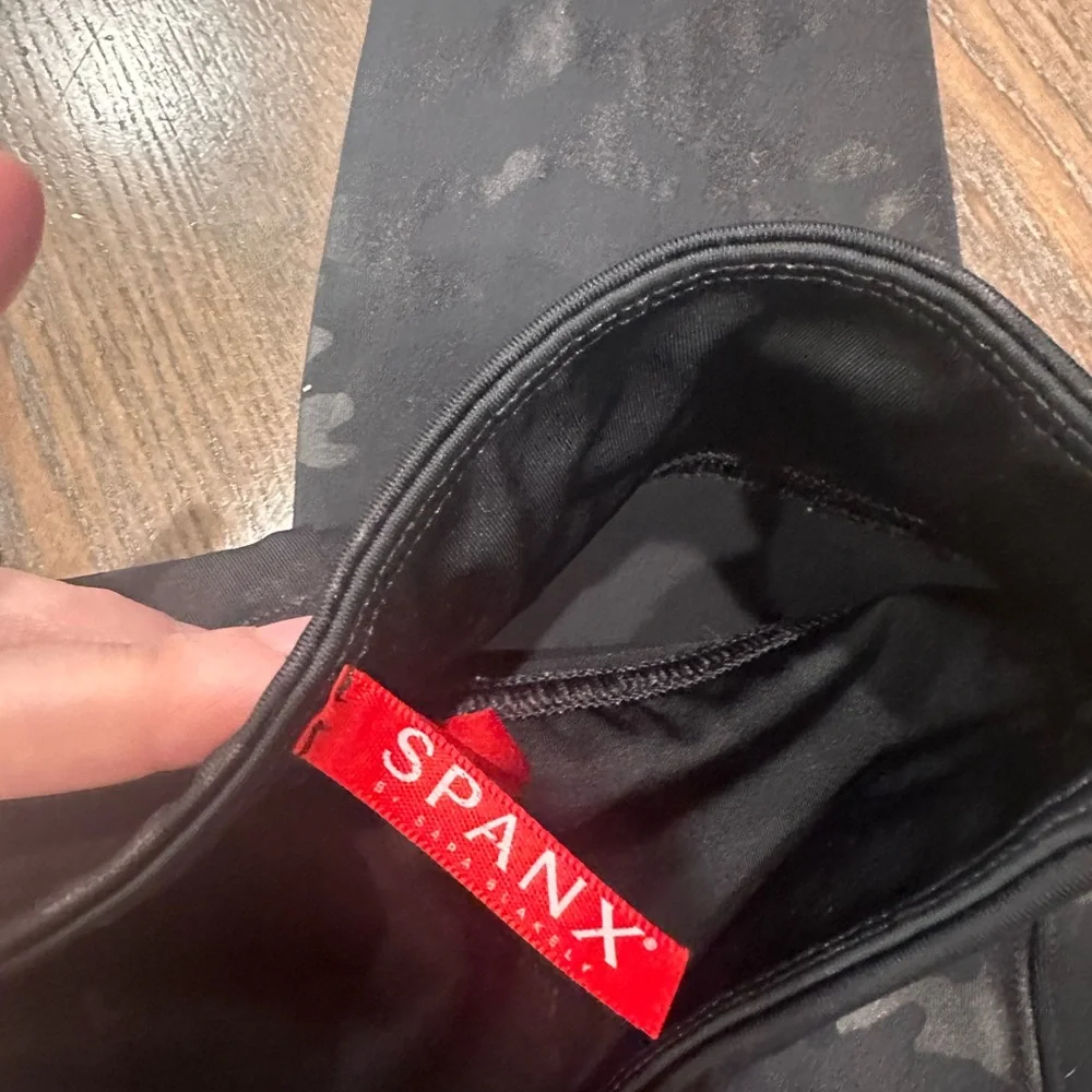 Faux leather camo Spanx XS excellent condition - Picture 6 of 6